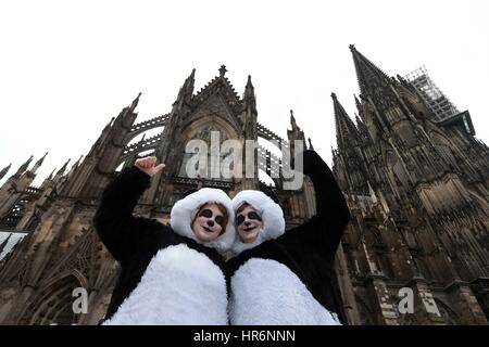 Köln, Deutschland. 27. Februar 2017. Jecken feiern während der Rose Montag Karnevalsumzug in Köln, Deutschland, am 27. Februar 2017. Bildnachweis: Luo Huanhuan/Xinhua/Alamy Live-Nachrichten Stockfoto