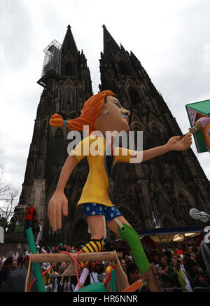 Köln, Deutschland. 27. Februar 2017. Jecken feiern während der Rose Montag Karnevalsumzug in Köln, Deutschland, am 27. Februar 2017. Bildnachweis: Luo Huanhuan/Xinhua/Alamy Live-Nachrichten Stockfoto