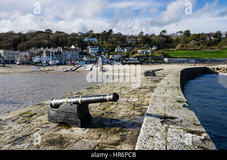 Lyme Regis, Dorset, UK. 27. Februar 2017. Großbritannien Wetter. Der Cobb-Hafen an einem sonnigen Nachmittag im Lyme Regis in Dorset. Bildnachweis: Graham Hunt/Alamy Live-Nachrichten Stockfoto