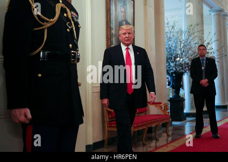 Washington, DC, USA. 27. Februar 2017.  US-Präsident Donald Trump hält von der National Governors Association Meeting in State Dining Room des weißen Hauses, Washington, DC, 27. Februar 2017. Bildnachweis: MediaPunch Inc/Alamy Live-Nachrichten Stockfoto