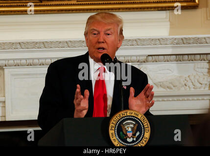 Washington, DC, USA. 27. Februar 2017.  US-Präsident Donald Trump spricht auf der Tagung der National Governors Association in der State Dining Room des weißen Hauses, Washington, DC, 27. Februar 2017. Bildnachweis: MediaPunch Inc/Alamy Live-Nachrichten Stockfoto