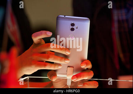 Barcelona, Spanien. 27. Februar 2017. Ein Journalist versucht die neuen Features von Gionee Gerät auf dem Mobile World Congress (MWC) in Barcelona, Spanien, 27. Februar 2017. Bildnachweis: Lino De Vallier/Xinhua/Alamy Live-Nachrichten Stockfoto