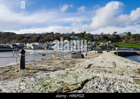 Lyme Regis, Dorset, UK. 27. Februar 2017. Großbritannien Wetter. Der Cobb-Hafen an einem sonnigen Nachmittag im Lyme Regis in Dorset. Bildnachweis: Graham Hunt/Alamy Live-Nachrichten Stockfoto