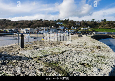 Lyme Regis, Dorset, UK. 27. Februar 2017. Großbritannien Wetter. Der Cobb-Hafen an einem sonnigen Nachmittag im Lyme Regis in Dorset. Bildnachweis: Graham Hunt/Alamy Live-Nachrichten Stockfoto