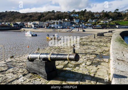 Lyme Regis, Dorset, UK. 27. Februar 2017. Großbritannien Wetter. Der Cobb-Hafen an einem sonnigen Nachmittag im Lyme Regis in Dorset. Bildnachweis: Graham Hunt/Alamy Live-Nachrichten Stockfoto