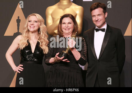 Hollywood, Kalifornien, USA. 27. Februar 2017. Kate McKinnon, Colleen Atwood, Jason Bateman. 89. annual Academy Awards, präsentiert von der Academy of Motion Picture Arts and Sciences statt im Hollywood & Highland Center. Bildnachweis: Theresa Shirriff/AdMedia/ZUMA Draht/Alamy Live-Nachrichten Stockfoto