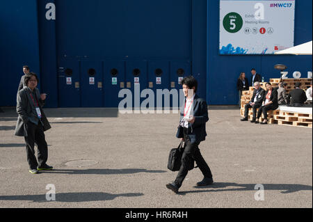 Barcelona, Spanien. 27. Februar 2017. Das gute Klima in Barcelona begleitet die Besucher zur drahtlosen Show Mobile World Congress in Barcelona. Die jährlichen Mobile World Congress beherbergt einige der weltweit größten Kommunikationsunternehmen mit vielen Enthüllung ihrer neuesten Handys und Wearables Gadgets. Bildnachweis: Charlie Perez/Alamy Live-Nachrichten Stockfoto