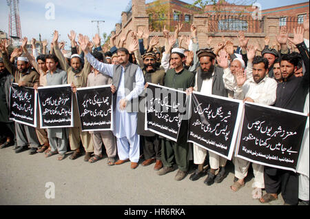 Pakistan. 27. Februar 2017. Bewohner von sonnengetrockneten oberen Dir Division halten Protestdemonstration gegen hohen Händigkeit der Police Department in Peshawar Presseclub am Montag, 27. Februar 2017. Bildnachweis: Asianet-Pakistan/Alamy Live-Nachrichten Stockfoto