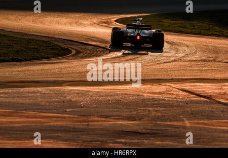 Bracelona, Deutschland. 27. Februar 2017. Dänische Formel1-Fahrer Kevin Magnussen von Haas F1 Tests seiner neuen Rennwagen bei Sonnenuntergang an der Formel1 pre-Season Tests auf der Rennstrecke Circuit de Catalunya in Bracelona, Deutschland, 27. Februar 2017. Die neue Formel1 Saison startet am 26. März 2017 in Australien. Foto: Jens Büttner/Dpa-Zentralbild/Dpa/Alamy Live News Stockfoto