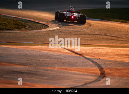 Bracelona, Deutschland. 27. Februar 2017. Deutsche Formel1-Fahrer Sebastian Vettel von Ferrari Tests seiner neuen Rennwagen in der Formel1 pre-Season Tests auf der Rennstrecke Circuit de Catalunya in Bracelona, Deutschland, 27. Februar 2017. Die neue Formel1 Saison startet am 26. März 2017 in Australien. Foto: Jens Büttner/Dpa-Zentralbild/Dpa/Alamy Live News Stockfoto