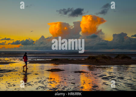 Southport, Merseyside, England. 27. Februar 2017. Das Wetter. Sonnenuntergang über Ainsdale Strand als hoch aufragenden Cumulus Congestus Wolken, auch bekannt als hoch aufragenden Cumulus-Form am Horizont über die irische See. Diese dichten Formationen sind verbunden mit Gewittern und atmosphärischen Instabilität, Bildung von Wasserdampf durch leistungsstarke aufwärts Luftzug getragen und wenn Sie während eines Gewitters beobachtet, diese Wolken sind als Gewitterwolken bezeichnet. Bildnachweis: MediaWorldImages/AlamyLiveNews Stockfoto