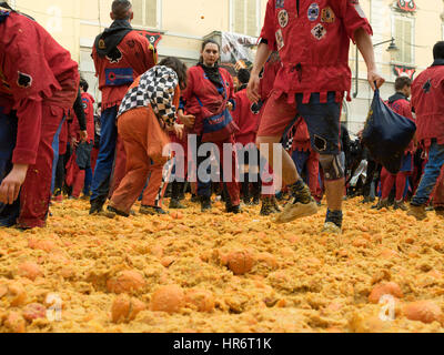 Ivrea, Italien 27 2017 Februar: der Kampf der Orangen. Der Karneval von Ivrea ist eine der spektakulärsten Italien in der Tradition der werfen Orangen zwischen organisierter Gruppen. Credit: optikat/alamy leben Nachrichten Stockfoto