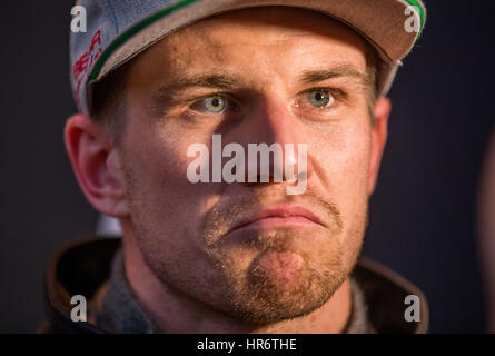 Bracelona, Deutschland. 27. Februar 2017. Deutsche Formel-1-Fahrer Nico Huelkenberg von Renault im Gespräch mit die Medien während der Formel1 pre-Season Tests auf dem Circuit de Catalunya Rennen verfolgen in Bracelona, Deutschland, 27. Februar 2017. Die neue Formel1 Saison startet am 26. März 2017 in Australien. Foto: Jens Büttner/Dpa-Zentralbild/Dpa/Alamy Live News Stockfoto