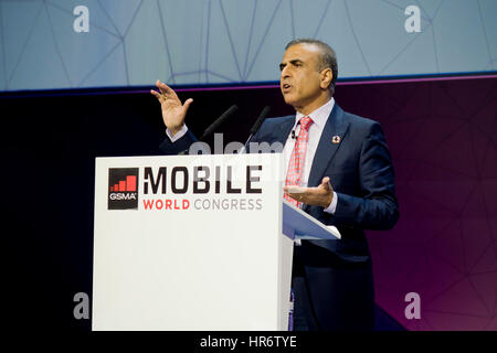 Barcelona, Katalonien, Spanien. 27. Februar 2017. Sunil Bharti Mittal, Gründer und Vorsitzender am GSMA, spricht auf einer Keynote am ersten Tag des jährlichen Mobile World Congress, weltweit größte Mobile Messe in die führenden mobilen Unternehmen zusammen bringt und wo die neuesten Entwicklungen im Bereich vorgestellt werden. Bildnachweis: Jordi Boixareu/Alamy Live-Nachrichten Stockfoto