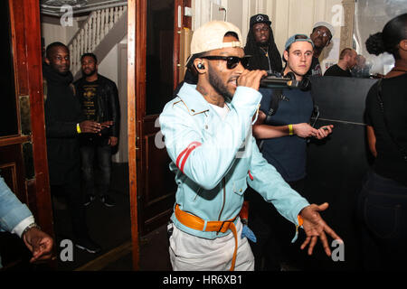 London, UK. 27. Februar 2017. Der Rapper bekannt als Angel (richtiger Name Sirach Charles) macht seinen Weg auf die Bühne in Bush Hall in London. Bild Datum: Montag, 27. Februar 2017. Bildnachweis: Roger Garfield/Alamy Live-Nachrichten Stockfoto