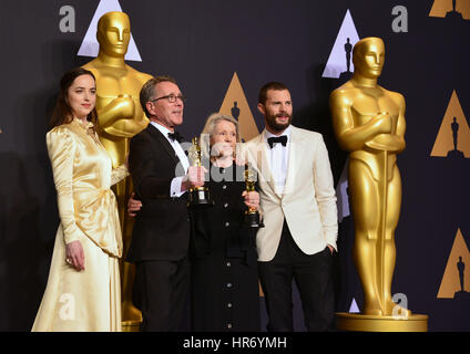 Dakota Johnson, David Wasco, Sandy Reynolds-Wasco, Jamie Dornan 369 89. Academy Awards (Oscars), Presseraum im Dolby Theatre in Los Angeles. 26. Februar 2017. Stockfoto