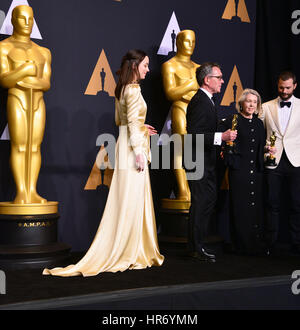 Dakota Johnson, David Wasco, Sandy Reynolds-Wasco, Jamie Dornan 372 89. Academy Awards (Oscars), Presseraum im Dolby Theatre in Los Angeles. 26. Februar 2017. Stockfoto