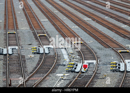 Halle, Deutschland. 22. Februar 2017. Der Titel des neuen Rangierbahnhofes sind noch in Halle, Deutschland, 22. Februar 2017 geschlossen. Nach einer Periode von Frost hat die Arbeit an den Gleisanlagen wieder aufgenommen. Von der Mitte 2018 wird eines der modernsten Zugsysteme in Europa hier gebaut werden. Auf den neuen Rangierbahnhof mit 36 Bahnen sind bis zu 2.400 Fracht Wagen jeden Tag für neue Züge montiert werden. Foto: Jan Woitas/Dpa-Zentralbild/ZB/Dpa/Alamy Live News Stockfoto