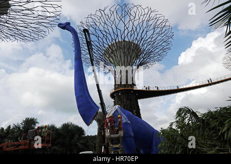 Singapur. 28. Februar 2017. Arbeitnehmer installieren eine Dinosaurier-Statue für das Kinderfest im Supertree Hain in Singapurs Gardens by the Bay auf 28. Februar 2017. Kinderfest im Garten an der Bucht wird vom 10. März-2 April stattfinden. Bildnachweis: Dann Chih Wey/Xinhua/Alamy Live News Stockfoto