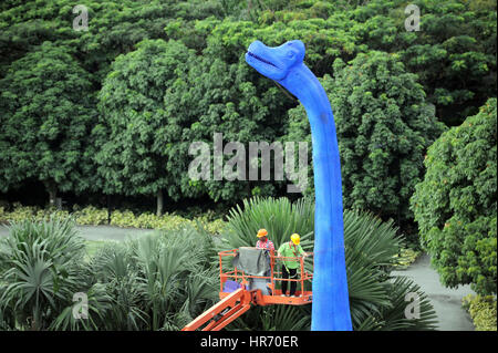 Singapur. 28. Februar 2017. Arbeitnehmer installieren eine Dinosaurier-Statue für das Kinderfest im Supertree Hain in Singapurs Gardens by the Bay auf 28. Februar 2017. Kinderfest im Garten an der Bucht wird vom 10. März-2 April stattfinden. Bildnachweis: Dann Chih Wey/Xinhua/Alamy Live News Stockfoto