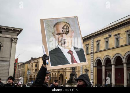 München, Deutschland. 18. Februar 2017. Putin Gesicht mit Boot drucken. Anti-MSC Proteste organisiert durch weit - und radikal-Rechte unter dem Banner der "Antiimperialistische Aktion" mit Unterstützung von rechtsextremen Friedensbewegung Bundesweit Koordination (FdK) am Rindermarkt in der Nähe der jüdischen Kulturzentrum am Jakobsplatz. Bildnachweis: Sachelle Babbar/ZUMA Draht/Alamy Live-Nachrichten Stockfoto