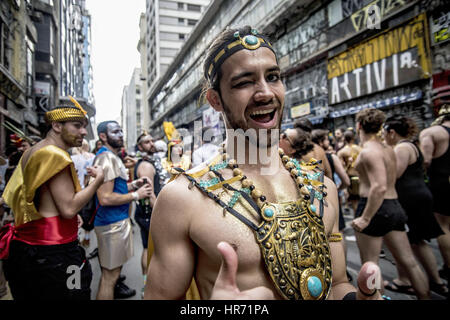 Sao Paulo, Brasilien. 26. Februar 2017. Nachtschwärmer tanzen wie sie teilnehmen in den jährlichen Karneval-Block "Wir kamen aus Ägypten" des Largo tun Paissandu in Sao Paulo, Brasilien, 26. Februar 2017. | Verwendung Weltweit/Picture Alliance Credit: Dpa/Alamy Live-Nachrichten Stockfoto