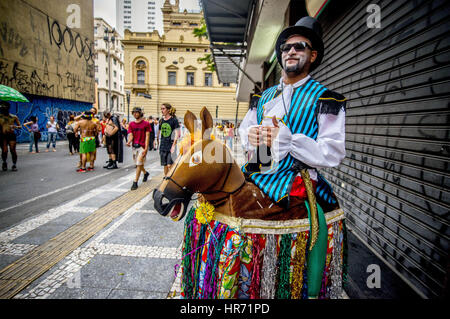 Sao Paulo, Brasilien. 26. Februar 2017. Nachtschwärmer tanzen wie sie teilnehmen in den jährlichen Karneval-Block "Wir kamen aus Ägypten" des Largo tun Paissandu in Sao Paulo, Brasilien, 26. Februar 2017. | Verwendung Weltweit/Picture Alliance Credit: Dpa/Alamy Live-Nachrichten Stockfoto