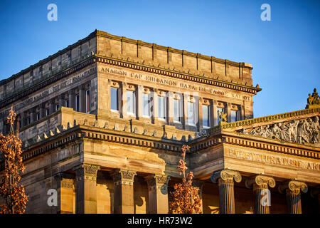 Blauer Himmel, goldene Herbstsonne in Preston Stadtzentrum in Harris Museum Art Gallery in Marktplatz zeigt Dach Skulpturen Nahaufnahme Detail, Lancashire, E Stockfoto