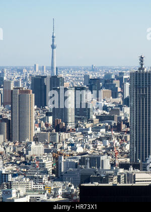 Panorama der Metropole Tokio von der Aussichtsplattform des Nordturms des Tokyo Metropolitan Government Building in Shinjuku Komplex. Stockfoto