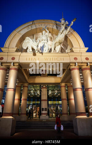 Grand Außeneingang für Intu große Halle Orient, Trafford Centre Shopping Mall Zentrum komplexe Dunplington, Manchester, England, UK. Stockfoto