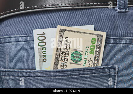 US-Dollar und Euro-Scheine in Jeans Tasche Hintergrund Stockfoto