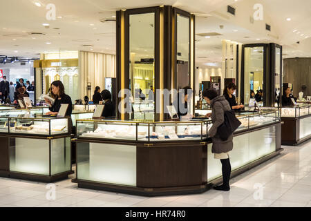 Schmuck-Abteilung des Isetan Shinjuku Flagship-Stores. Stockfoto