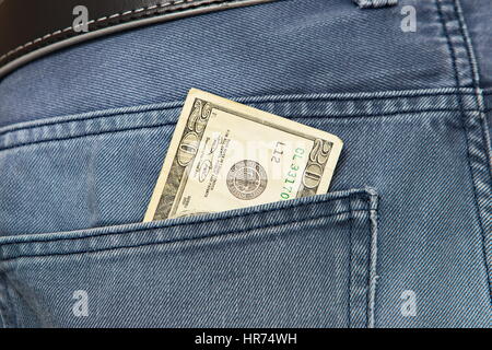 Amerikanische Dollar-Scheine in Jeans Tasche Hintergrund Stockfoto