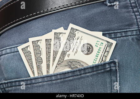 Amerikanische Dollar-Scheine in Jeans Tasche Hintergrund Stockfoto