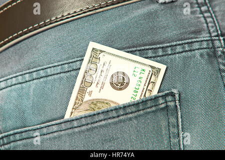 Amerikanische Dollar-Scheine in Jeans Tasche Hintergrund Stockfoto