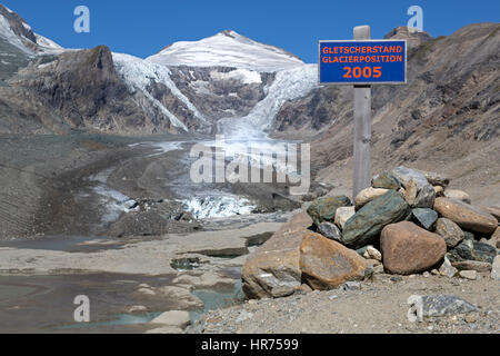 Melden Sie sich über Gletscher Stand Jahr 2005 am Pasterzen-Gletscher, Johannisberg, Kaiser-Franz-Josefs-Höhe, Kärnten, Österreich, Europa Stockfoto