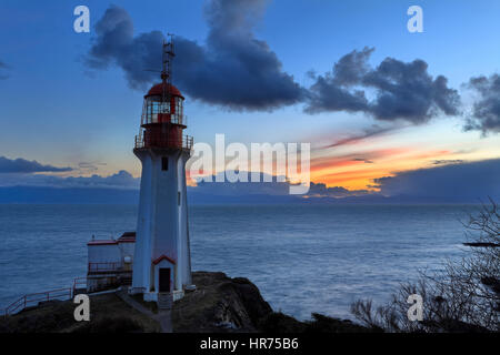 Sheringham Point Leuchtturm bei Sonnenuntergang-Shirley, Britisch-Kolumbien, Kanada. Stockfoto