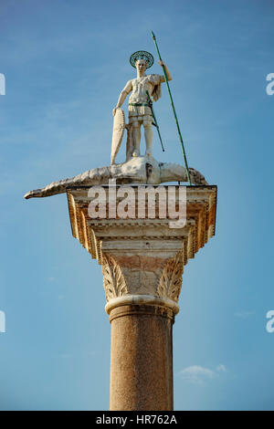 Statue von St. Theodor auf Spalte, Piazzetta San Marco, Venedig, Italien Stockfoto