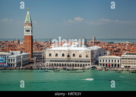 Markusturm, Dogenpalast und Markusplatz und Canal, Venedig, Italien Stockfoto