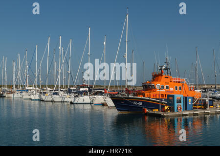 RNLI-Rettungsboot Duke of York in Holyhead Marina, Nordwales festgemacht Stockfoto