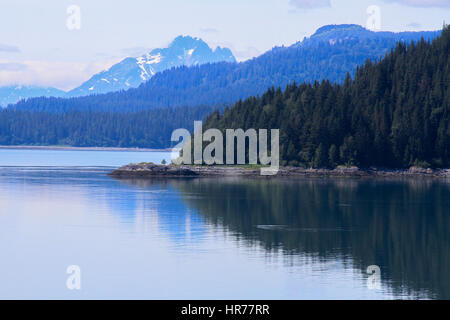 Alaska-Landschaft mit Bergen und stillen Wassern Stockfoto