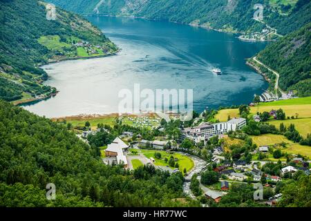 Geiranger Sommer Zeit Panorama, Norwegen. Geiranger ist eine kleine Ferienanlage in Sunnmore Region mehr Og Romsdal County im Norwegen. Stockfoto