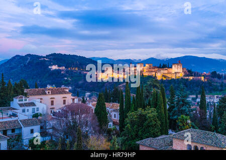 Beleuchtete Alhambra-Palast und der Unesco aufgeführt Viertel Albaicin in der Abenddämmerung. Granada, Andalusien, Spanien Stockfoto