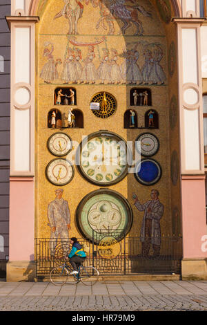 Oberen Platz Horní Nam astronomische Uhr im sozialistisch-realistischen Stil wieder aufgebaut, in den 1950er Jahren, nachdem das Original im zweiten Weltkrieg beschädigt worden war. Rathaus Olomou Stockfoto