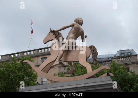 Michael Elmgreen und Ingar Dragset ist her Sockel junge auf einem Schaukelpferd Bronze Statue machtlos Strukturen, Abb. 101 in Trafalgar Square in London Stockfoto