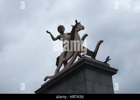 Michael Elmgreen und Ingar Dragset ist her Sockel junge auf einem Schaukelpferd Bronze Statue machtlos Strukturen, Abb. 101 in Trafalgar Square in London Stockfoto