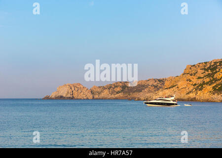 Blick auf das Luxusboot auf Santa Reparata Bucht, Capo Testa, Santa Teresa di Gallura, Sassati Sardinien Stockfoto