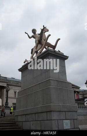 Michael Elmgreen und Ingar Dragset ist her Sockel junge auf einem Schaukelpferd Bronze Statue machtlos Strukturen, Abb. 101 in Trafalgar Square in London Stockfoto