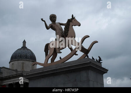 Michael Elmgreen und Ingar Dragset ist her Sockel junge auf einem Schaukelpferd Bronze Statue machtlos Strukturen, Abb. 101 in Trafalgar Square in London Stockfoto