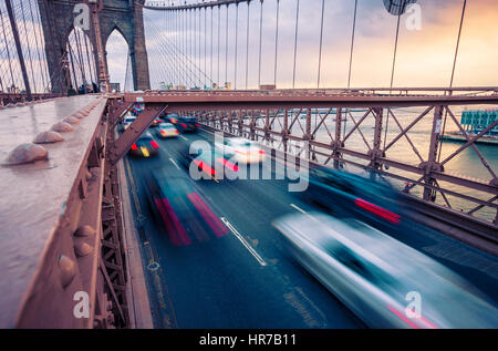 Verkehr auf der Brooklyn Bridge in New York City bei Sonnenuntergang Stockfoto